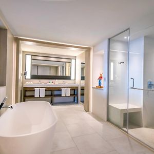 One-Bedroom Master Swim-Up Club Suite